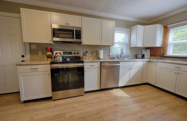 Charming & Cozy near King University ~ Queen Beds!