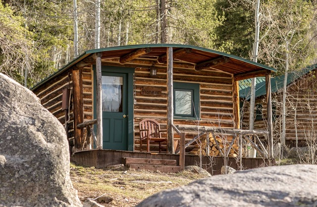 Charming & Cozy Snug Cabin at Dreamy Art & Nature Retreat Center
