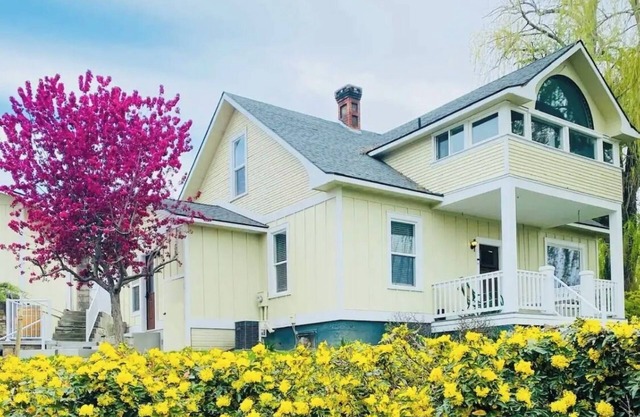 Charming craftsman 3-bedroom, home with AC and hot tub in downtown Prosser WA!