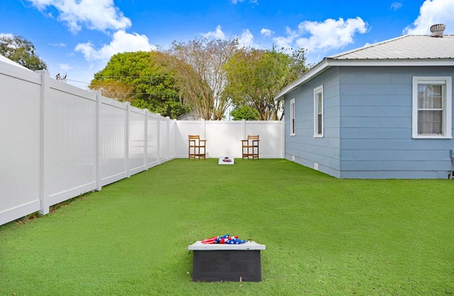 Charming Dade City - Backyard Oasis - Convenient to Tampa amenities