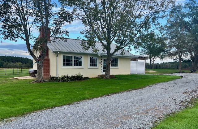 Charming dairy cottage & spacious grounds, fireplace, outdoor charcoal grill