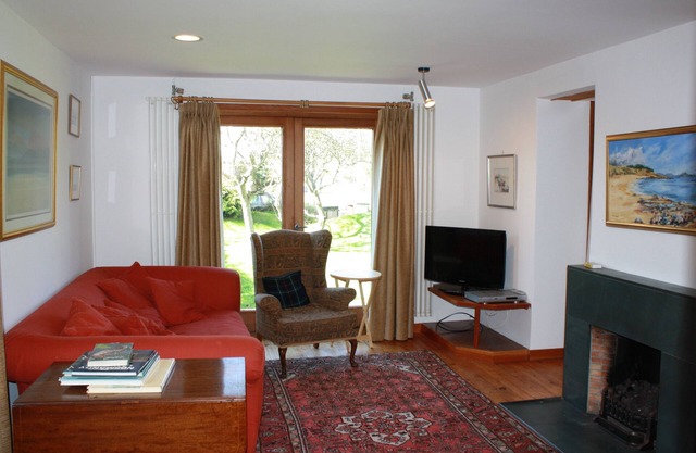 Charming detached holiday home on lovely Goose Green, in Gullane. Pet & child friendly. Sleeps 8.