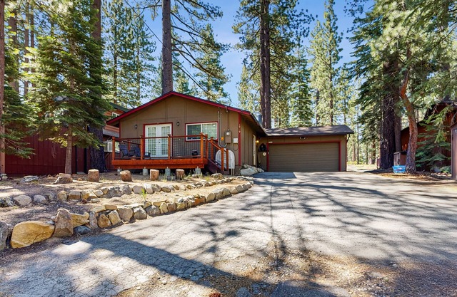Charming Dog-Friendly Home Steps from Hiking Trails - private W/D