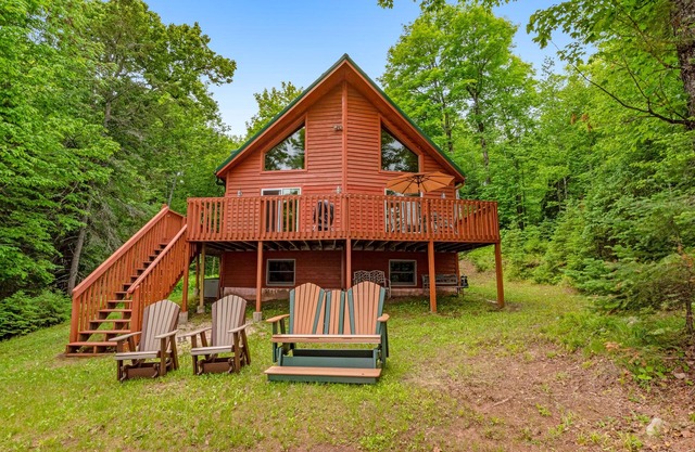 Charming dog-friendly cabin with full kitchen, kayak, firepit & lake view