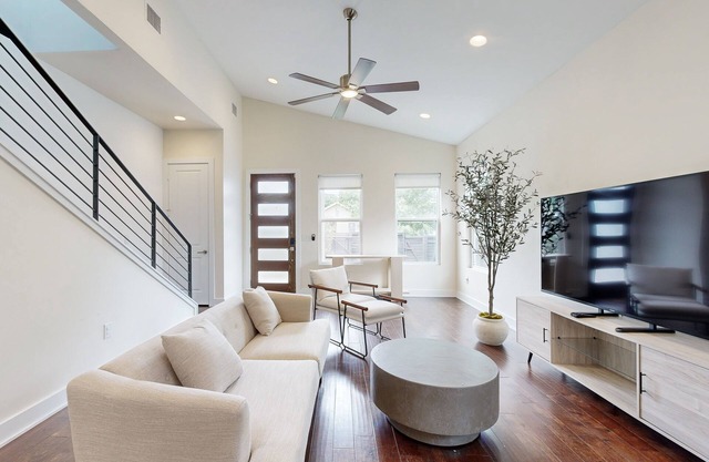 Charming Dog Friendly House with Good Location and Enclosed Patio