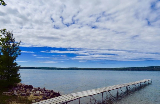 Encantadora casa junto al lago para perros con muelle privado, parrilla de gas y hoguera.