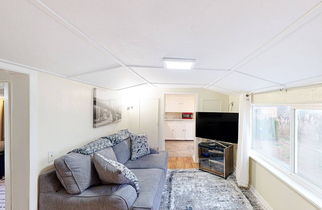 Charming dog-friendly home with patio, WiFi, streaming, washer/dryer