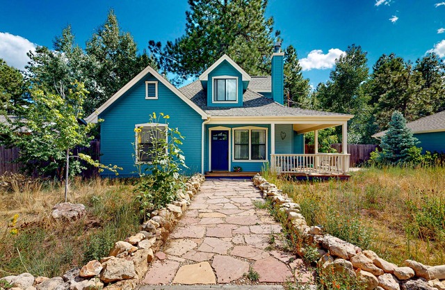 Charming dog-friendly home with patio, full kitchen, enclosed yard, & W/D