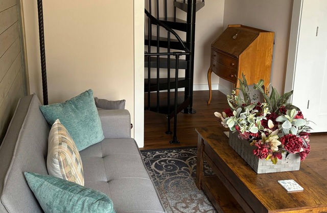 Charming Dog-friendly Home with Mountain Views, Fill Kitchen & Hot tub