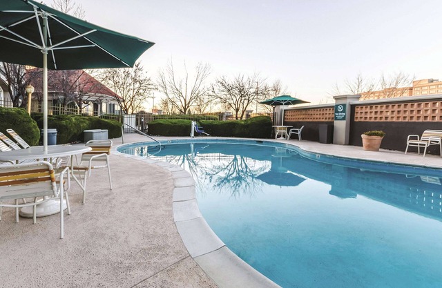 Charming Double Room at La Quinta Inns, Outdoor Pool, Near Wineries - 2 Units
