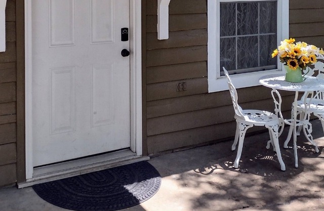 Charming Downtown Cottage near Hospital