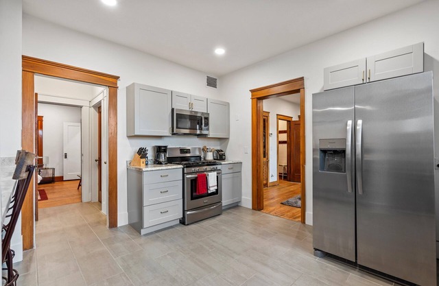 Beautiful Downtown Cottage-Quick access to everything! Remodeled & New Kitchen