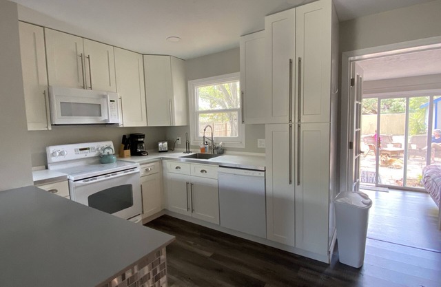 Charming Downtown Sarasota Cottage- near Legacy Trail and 10 min to beach!