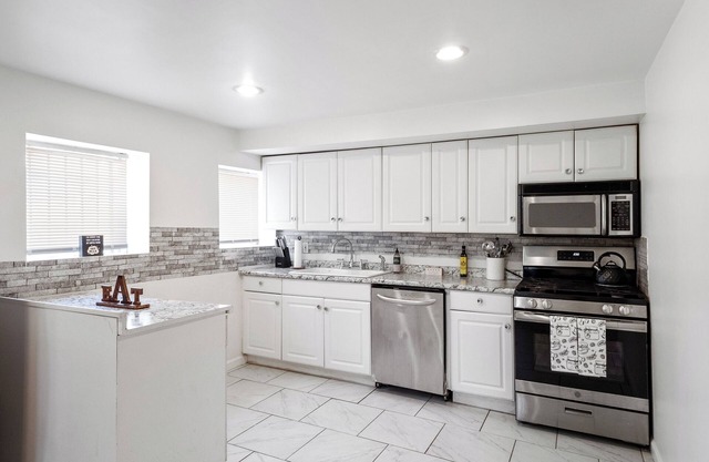 We're 6 minutes from Busch Stadium-2600 Square Feet-Sleeps 14