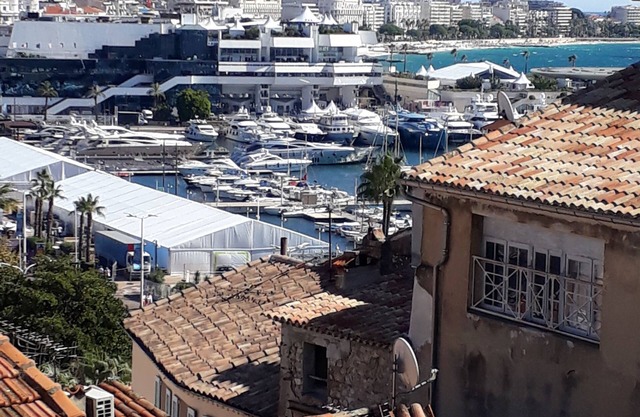 Choza escondida en Suquet con vista, terraza y piscina.
