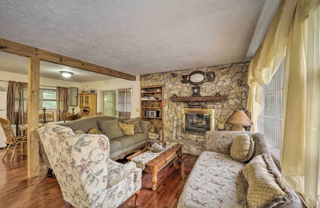 Charming Elk Park Retreat < 9 Mi to Ski Area!