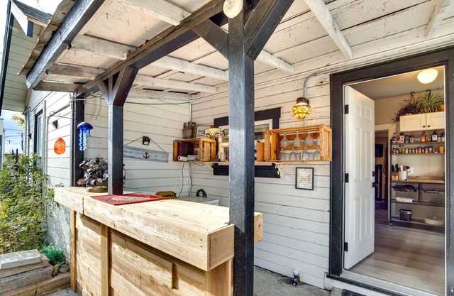 Charming Ellensburg Cottage w/ Private Outdoor Bar