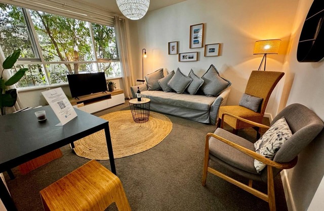 1 Bedroom Apt With Parking Stroll to Elwood Beach