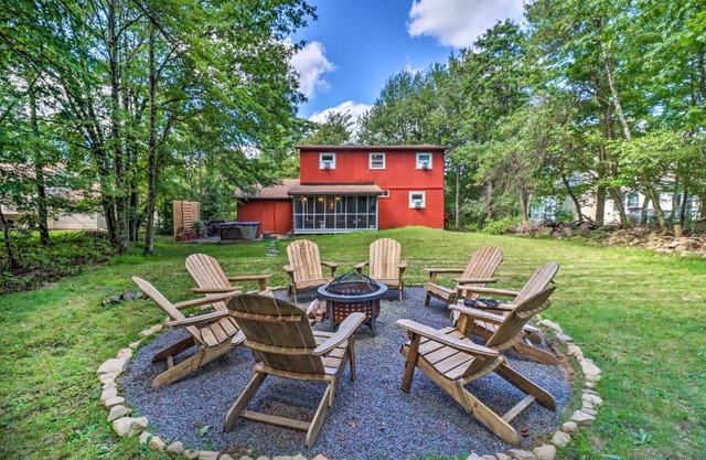 Charming Emerald Lakes Cottage with Hot Tub!