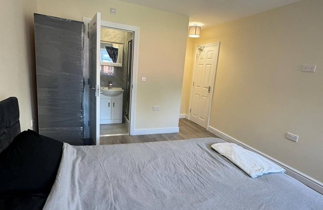 Charming Ensuite Room 1 with Garden Access in a 6 bed room apartment