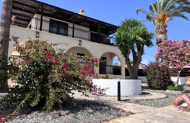 Encantadora villa Erimi con piscina privada y vistas al jardín
