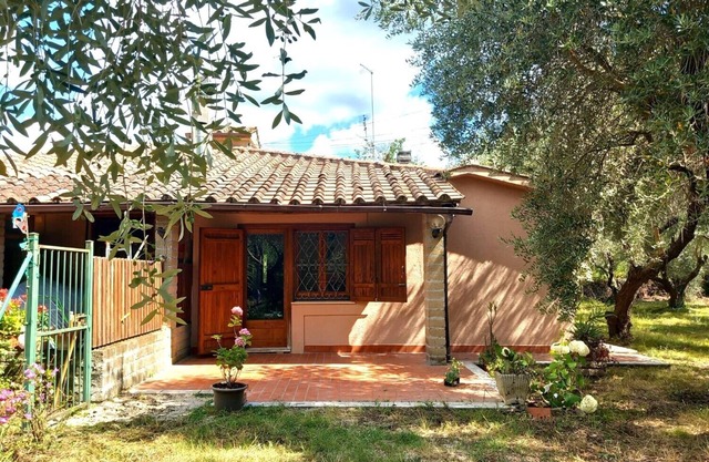 Charming escape in the green, a short walk from the lake – pets welcome