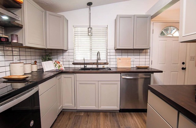 Charming Executive 3Bed-2Full Bath HOME - McLaren-Sparrow /Breslin n