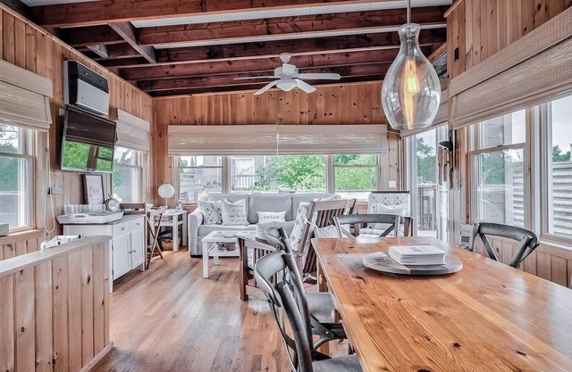 Charming Fair Harbor 3br steps to ocean, sunset view, WiFi, A/C, outdoor shower.