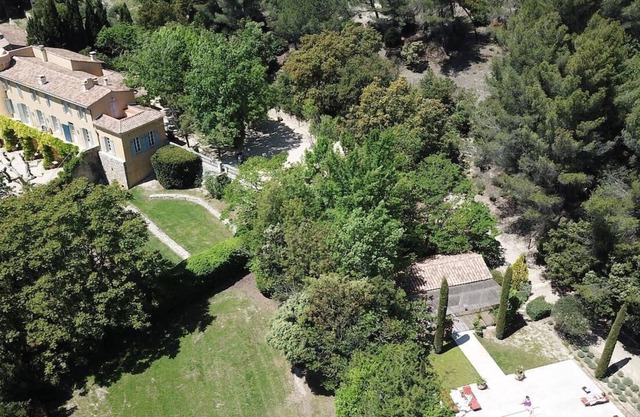 Charming family bastide from the 12th century between Aix and Marseille