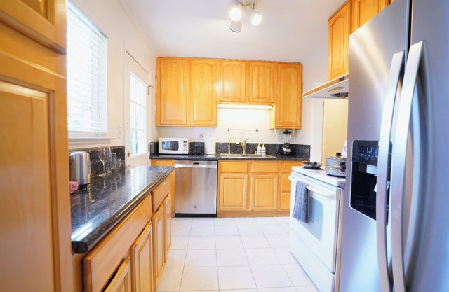 Charming Family Friendly 4BR - 7 Min to Stanford