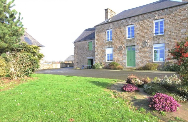 Charming Family Home with Scenic View, Close to Mont St-Michel, Sleeps 14, Petanque, Kids' Area