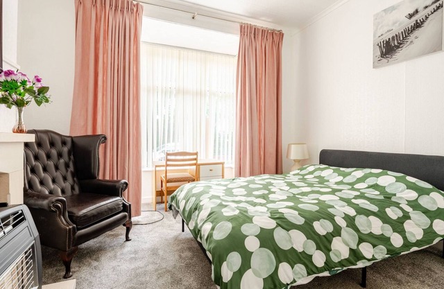 Encantadora casa familiar en Bolton con patio y estacionamiento gratuito