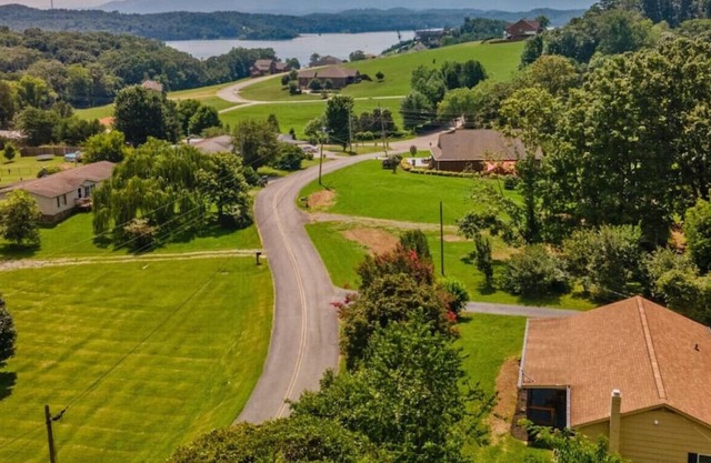 Charming Family Lakeview Cottage| 3 min to lake