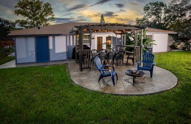 Charming Family Oasis - Dog-Friendly - Backyard