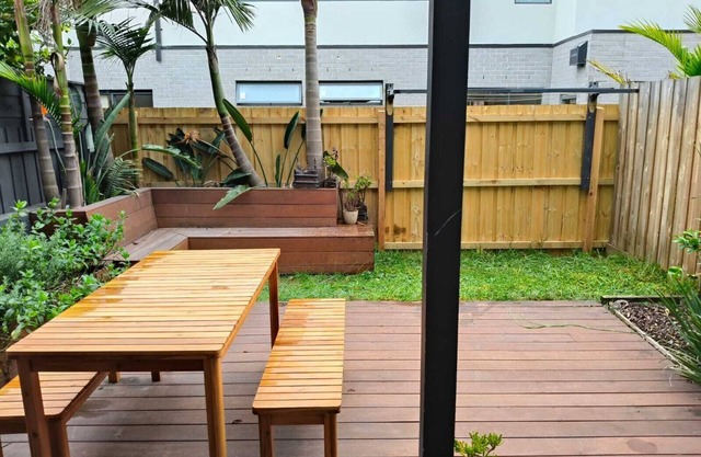 Charming Family Retreat with Private Garden - Close to Beach and City