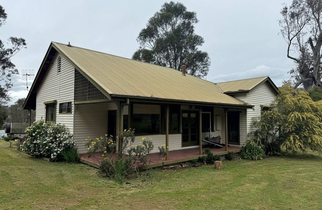 Charming Farm-Style Retreat in Bonnie Doon – Family & Pet Friendly!