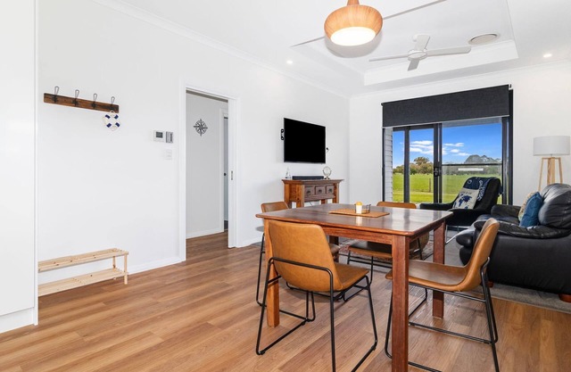 Charming Farm View Cottage: Serene Countryside Retreat in Bovell, WA
