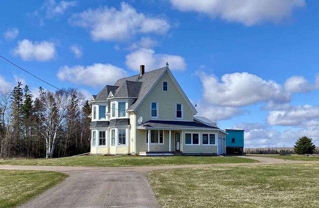 Charming Farmhouse on 2 acres , 5 mins from beach .