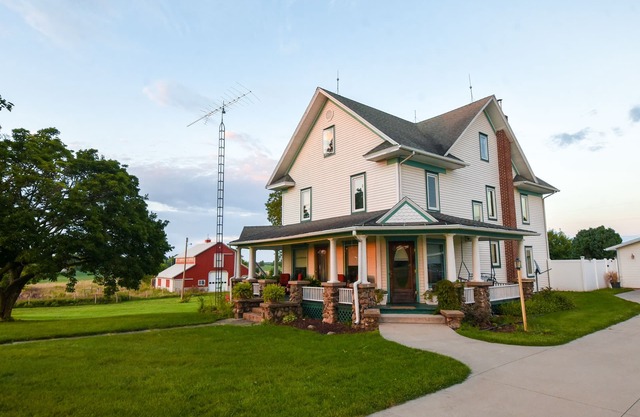 Charming Farmhouse with pool on 10 acres