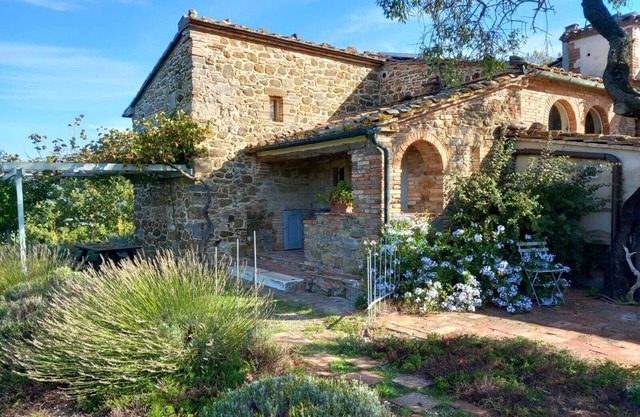 Charming farmhouse apartment with garden, pool and views
