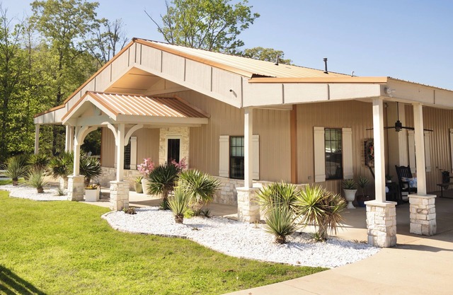 Charming Farmhouse, Hot Tub, Pool, Outdoor Kitchen, Farm animals & Stocked Pond.