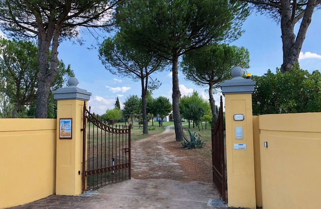 Encantadora granja en un paisaje toscano a poca distancia de un pueblo