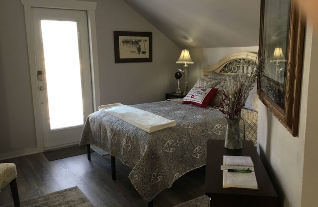 Charming Farmhouse Loft with access to hot tub.