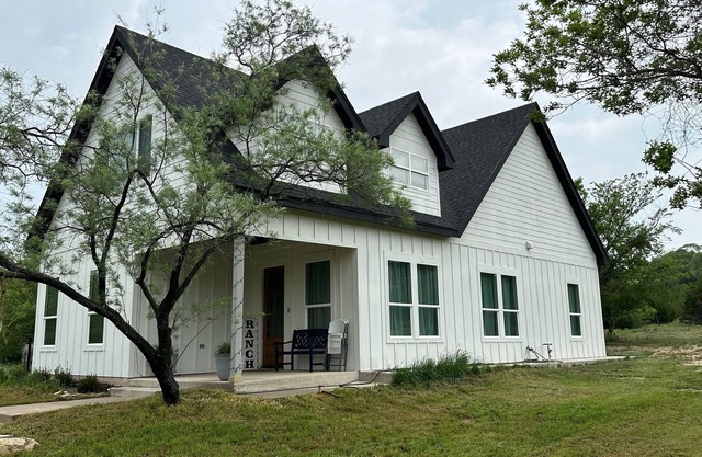 Charming farmhouse, quiet country home, perfect for family getaway in cozy Ovalo
