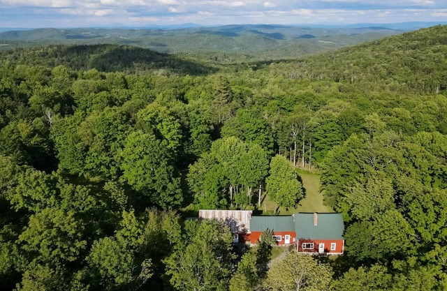 Charming farmhouse, dog friendly, Appalachian trail access