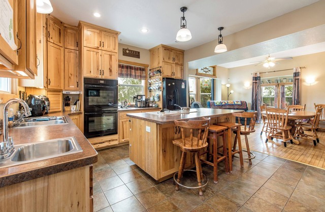 Charming farmhouse with 4 bedrooms and WiFi, AC in delightful Alexandria
