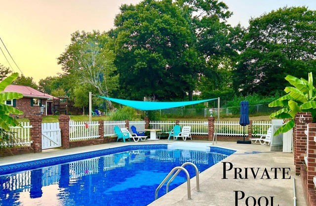 Charming farmhouse w/ pool, firepit, & close to 2 state parks! Pet friendly🐾