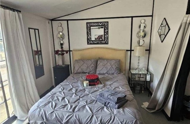 Charming Farmstay Retreat with Luxury Comforts in Lexington