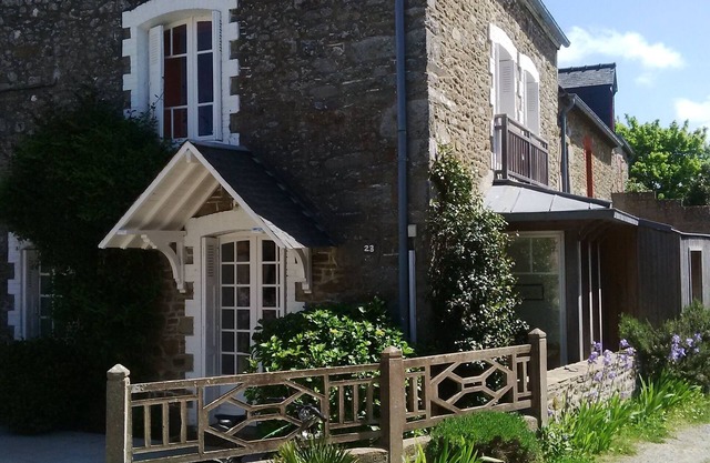 Casa de pescador renovada en una aldea a lo largo del Frémur