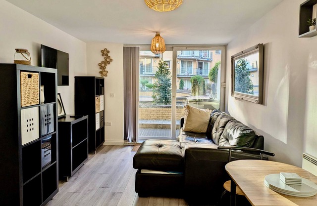 Charming Flat in Feltham, London